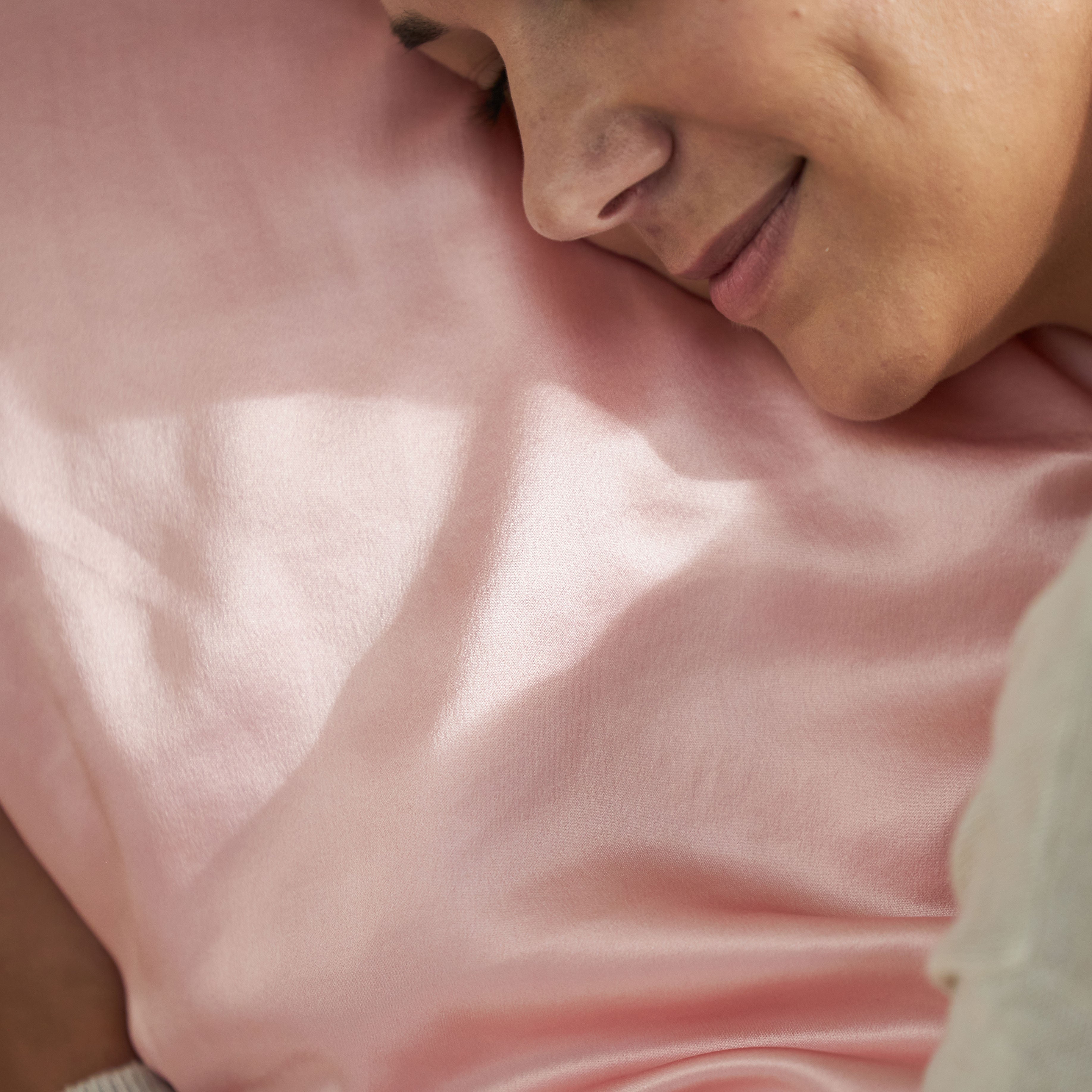 eSalon x Avocado Luxe Silk Pillowcase